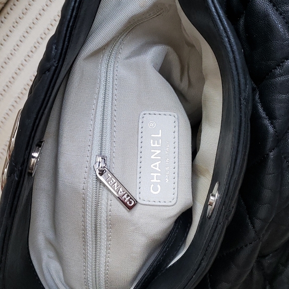 CHANEL CHAIN AROUND QUILTED LEATHER HOBO BAG - Picture 11 of 15